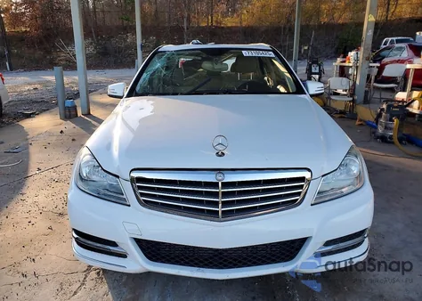 2013 Mercedes-Benz C 250 z USA, uszkodzony, nr VIN WDDGF4HB2DA780034